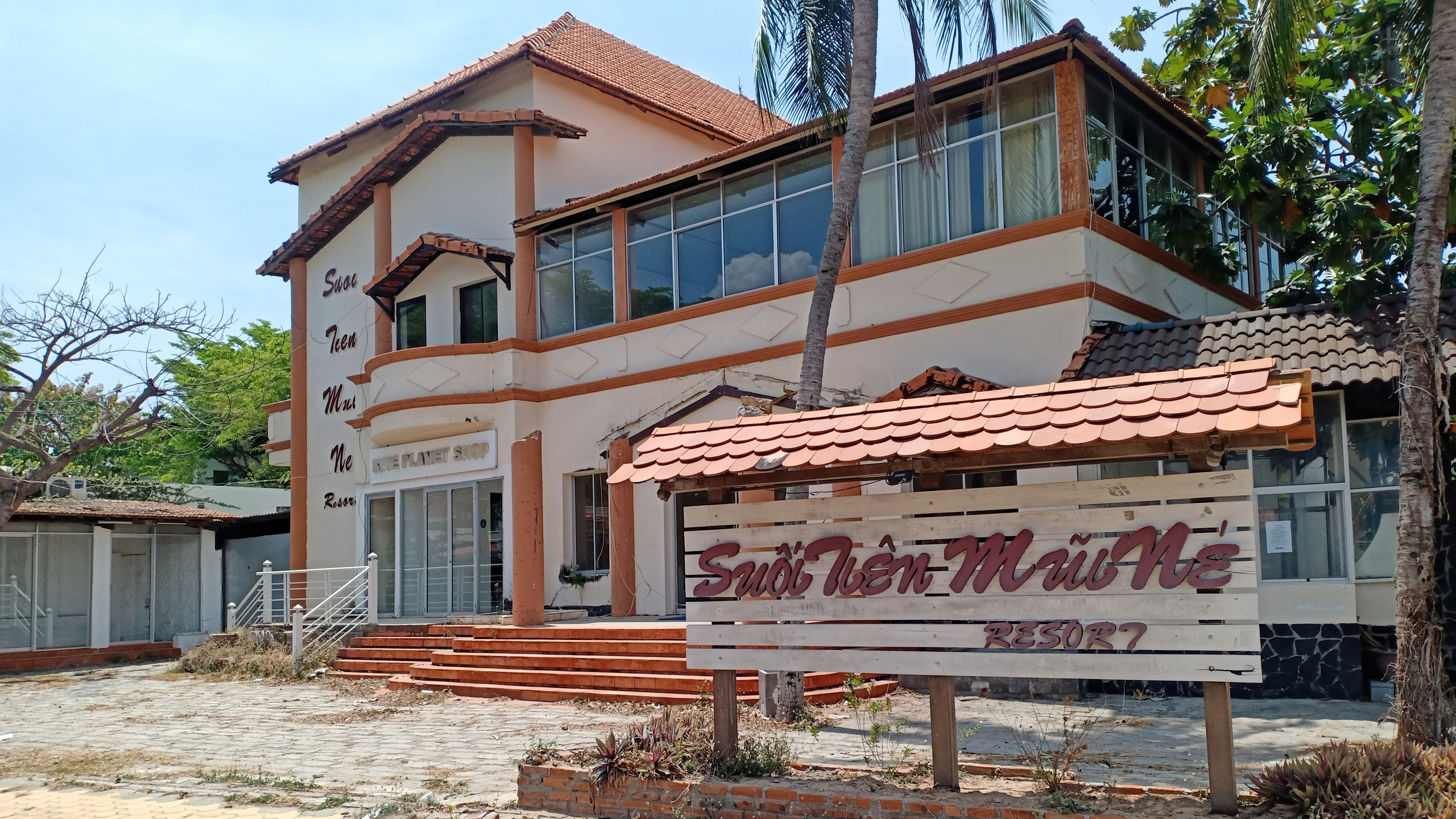 Hàng quán dọc biển Mũi Né đồng loạt 'cửa đóng then cài' - Ảnh 4. Hàng quán dọc biển Mũi Né đồng loạt 'cửa đóng then cài' - Ảnh 4.