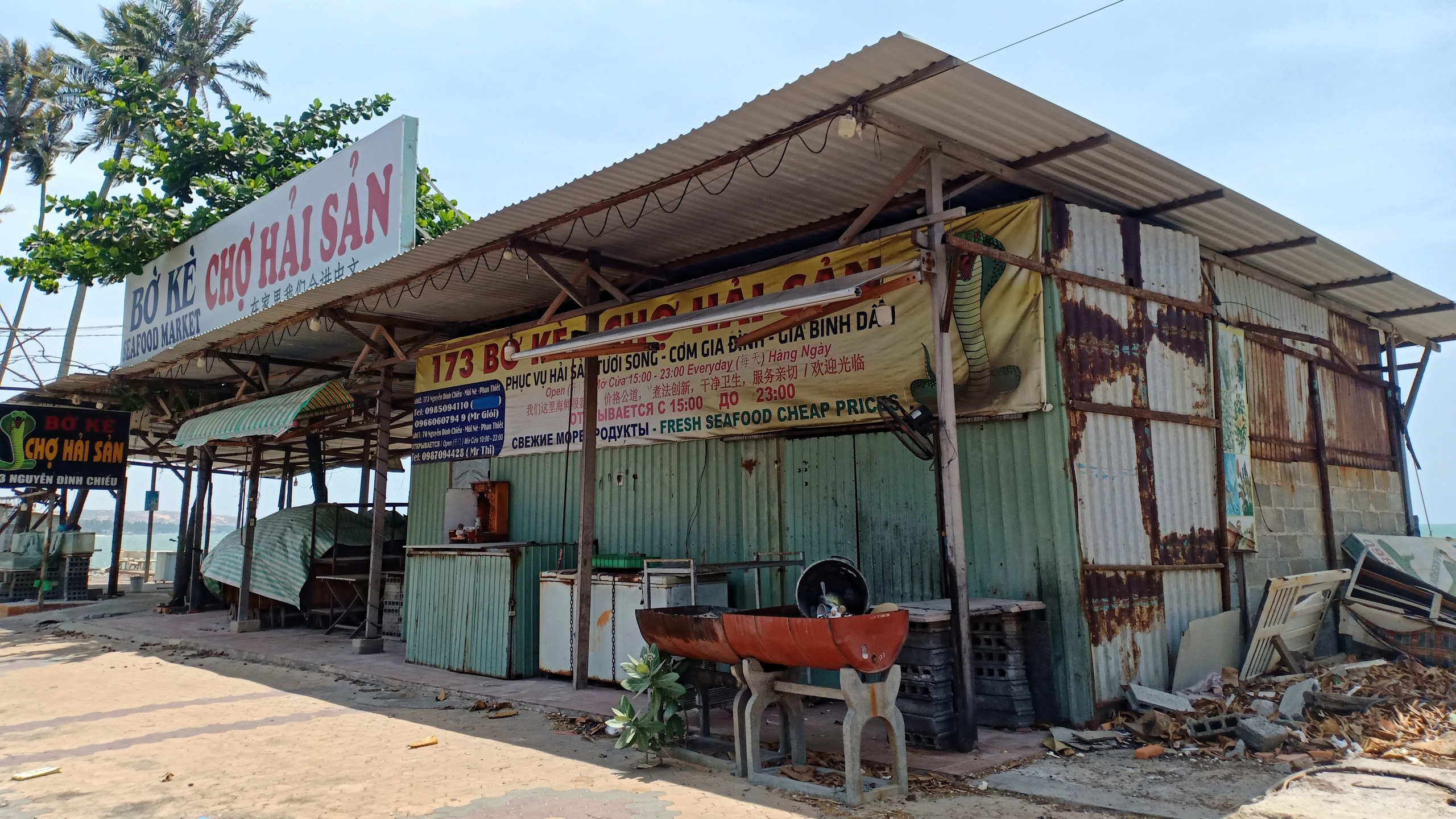 Hàng quán dọc biển Mũi Né đồng loạt 'cửa đóng then cài' - Ảnh 10. Hàng quán dọc biển Mũi Né đồng loạt 'cửa đóng then cài' - Ảnh 10.