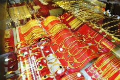 So sánh giá vàng hôm nay 17/6: SJC bất ngờ tuột mốc 57 triệu đồng/lượng