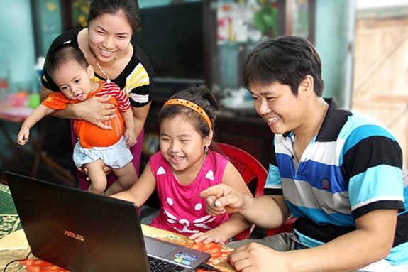 Những hình ảnh Ngày Gia đình Việt Nam 2021 trong bối cảnh COVID-19 - Ảnh 9. Những hình ảnh Ngày Gia đình Việt Nam 2021 trong bối cảnh COVID-19 - Ảnh 9.