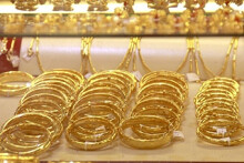 So sánh giá vàng hôm nay 29/6: Tiếp tục giảm, SJC rời mốc 57 triệu đồng/lượng