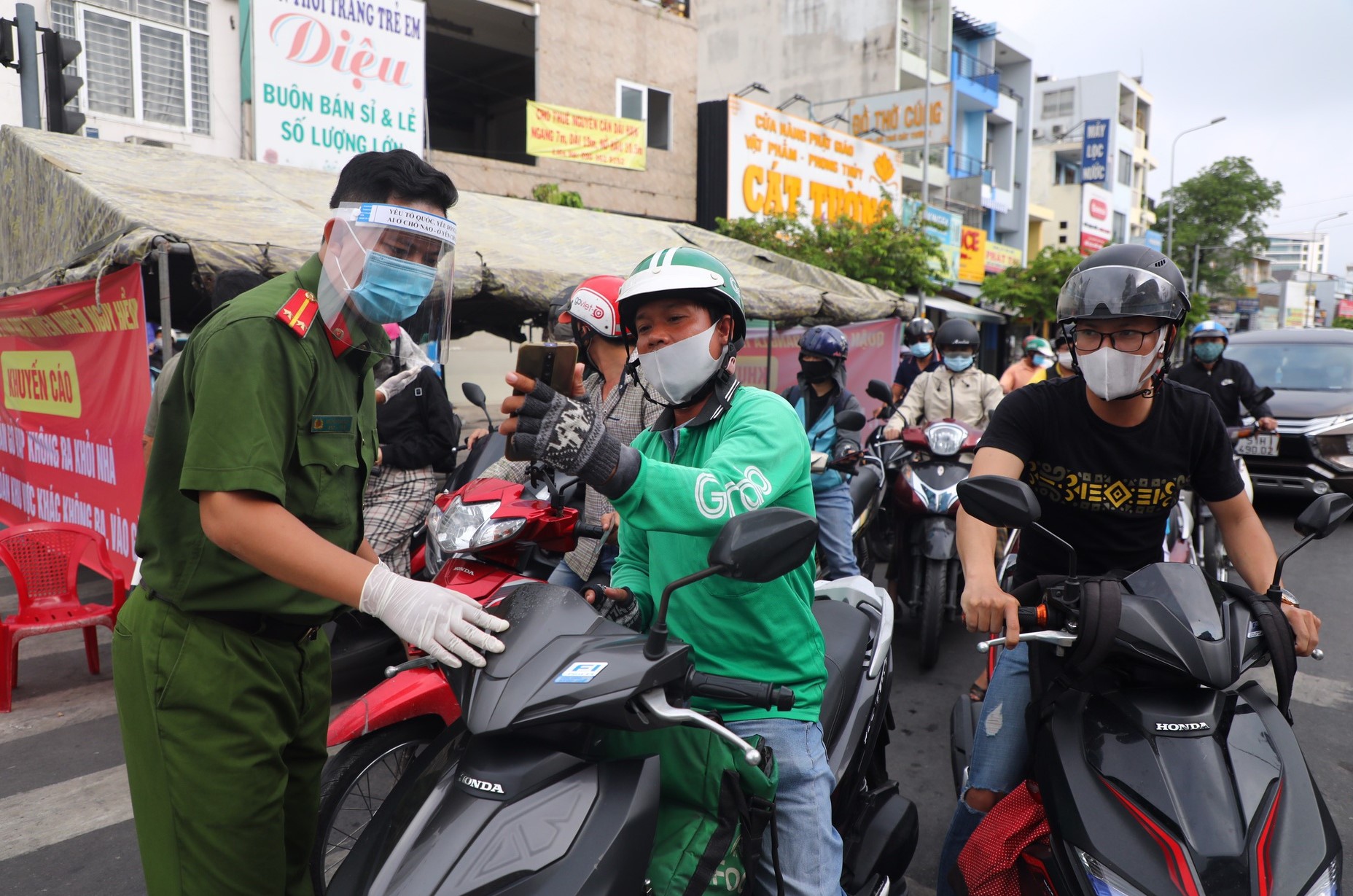 Quận Gò Vấp, Tân Phú cho khai báo y tế điện tử tại nhà để giảm ùn tắc - Ảnh 1. Quận Gò Vấp, Tân Phú cho khai báo y tế điện tử tại nhà để giảm ùn tắc - Ảnh 1.
