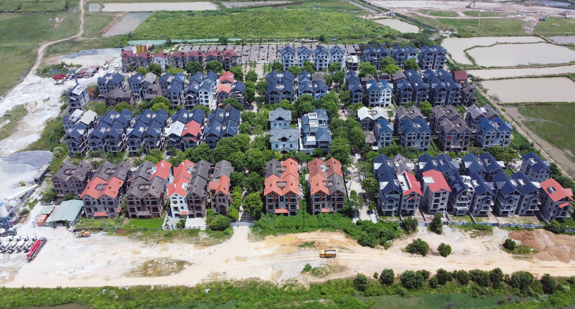 Cận cảnh dự án du lịch sinh thái gần 10 ha ở Hà Nội bị 'hô biến' thành loạt biệt thự - Ảnh 3.