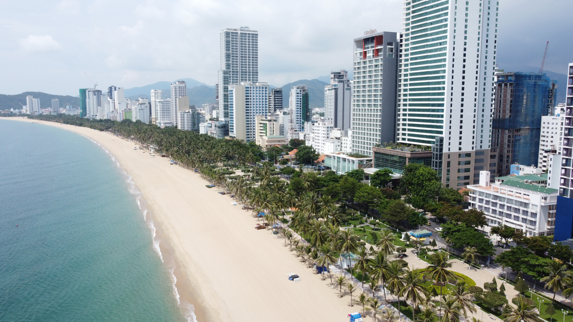 Khách sạn Nha Trang điêu đứng vì COVID-19, giá bán giảm sâu vẫn không có người mua - Ảnh 2. Khách sạn Nha Trang điêu đứng vì COVID-19, giá bán giảm sâu vẫn không có người mua - Ảnh 2.