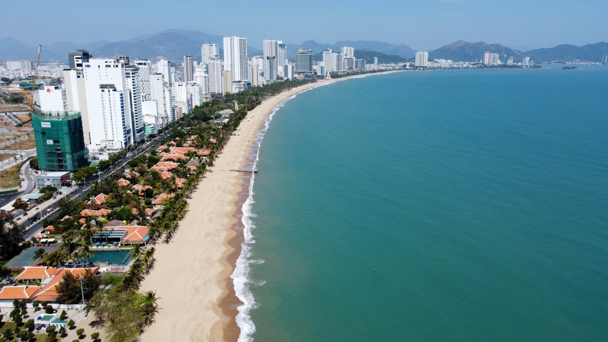 Khách sạn Nha Trang điêu đứng vì COVID-19, giá bán giảm sâu vẫn không có người mua - Ảnh 1. Khách sạn Nha Trang điêu đứng vì COVID-19, giá bán giảm sâu vẫn không có người mua - Ảnh 1.