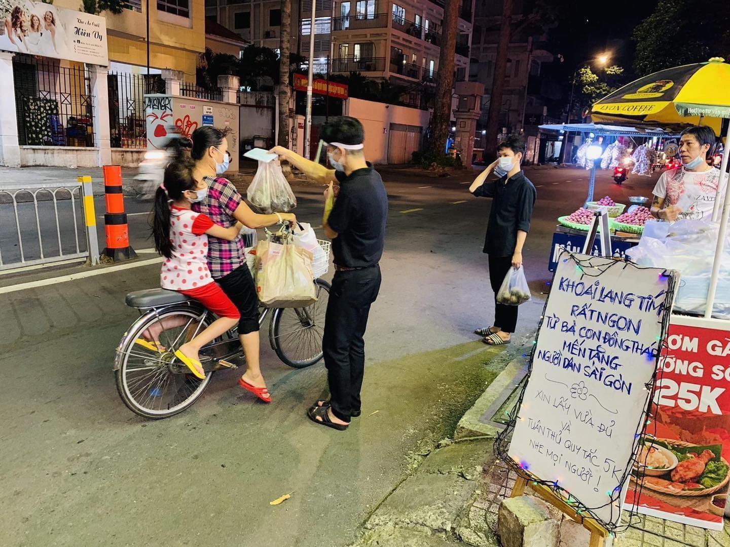 Ngắm nhìn những hình ảnh đẹp, mang đậm giá trị nhân văn trong mùa COVID - Ảnh 11. Ngắm nhìn những hình ảnh đẹp, mang đậm giá trị nhân văn trong mùa COVID - Ảnh 11.