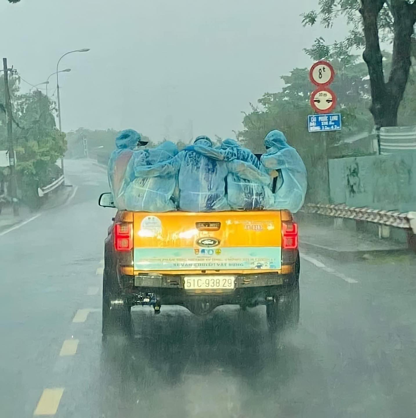 Ngắm nhìn những hình ảnh đẹp, mang đậm giá trị nhân văn trong mùa COVID - Ảnh 2. Ngắm nhìn những hình ảnh đẹp, mang đậm giá trị nhân văn trong mùa COVID - Ảnh 2.