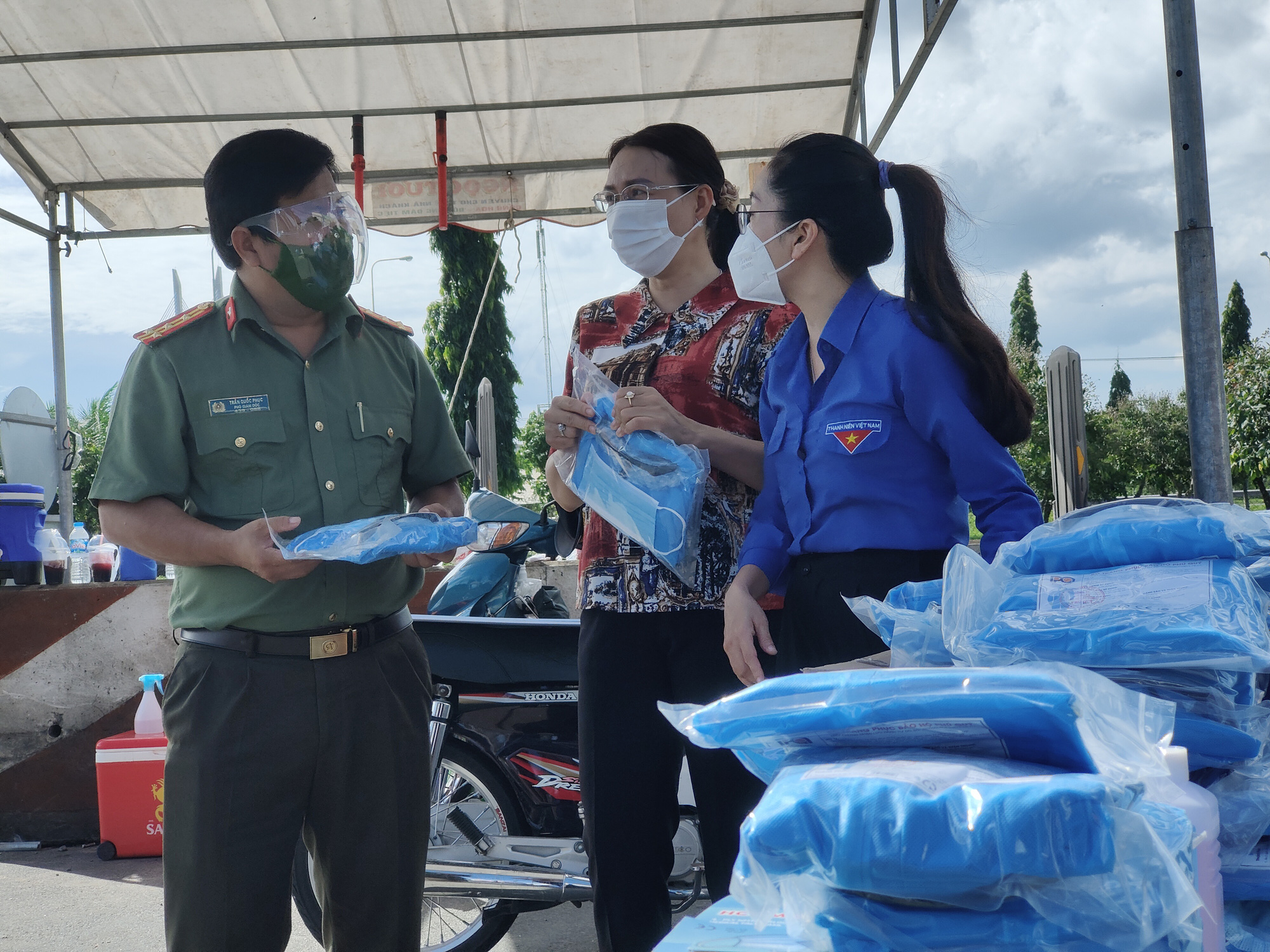 Đồng hành cùng tuyến đầu chống dịch Covid-19 - Ảnh 3. Đồng hành cùng tuyến đầu chống dịch Covid-19 - Ảnh 3.