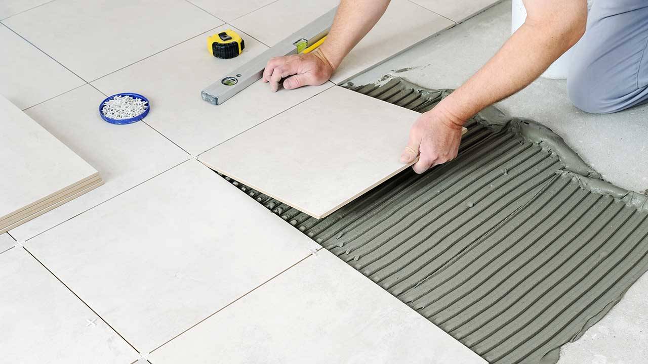 Có nên dùng keo dán gạch khi lát sàn? So sánh keo dán gạch và xi măng - Ảnh 1. Có nên dùng keo dán gạch khi lát sàn? So sánh keo dán gạch và xi măng - Ảnh 1.
