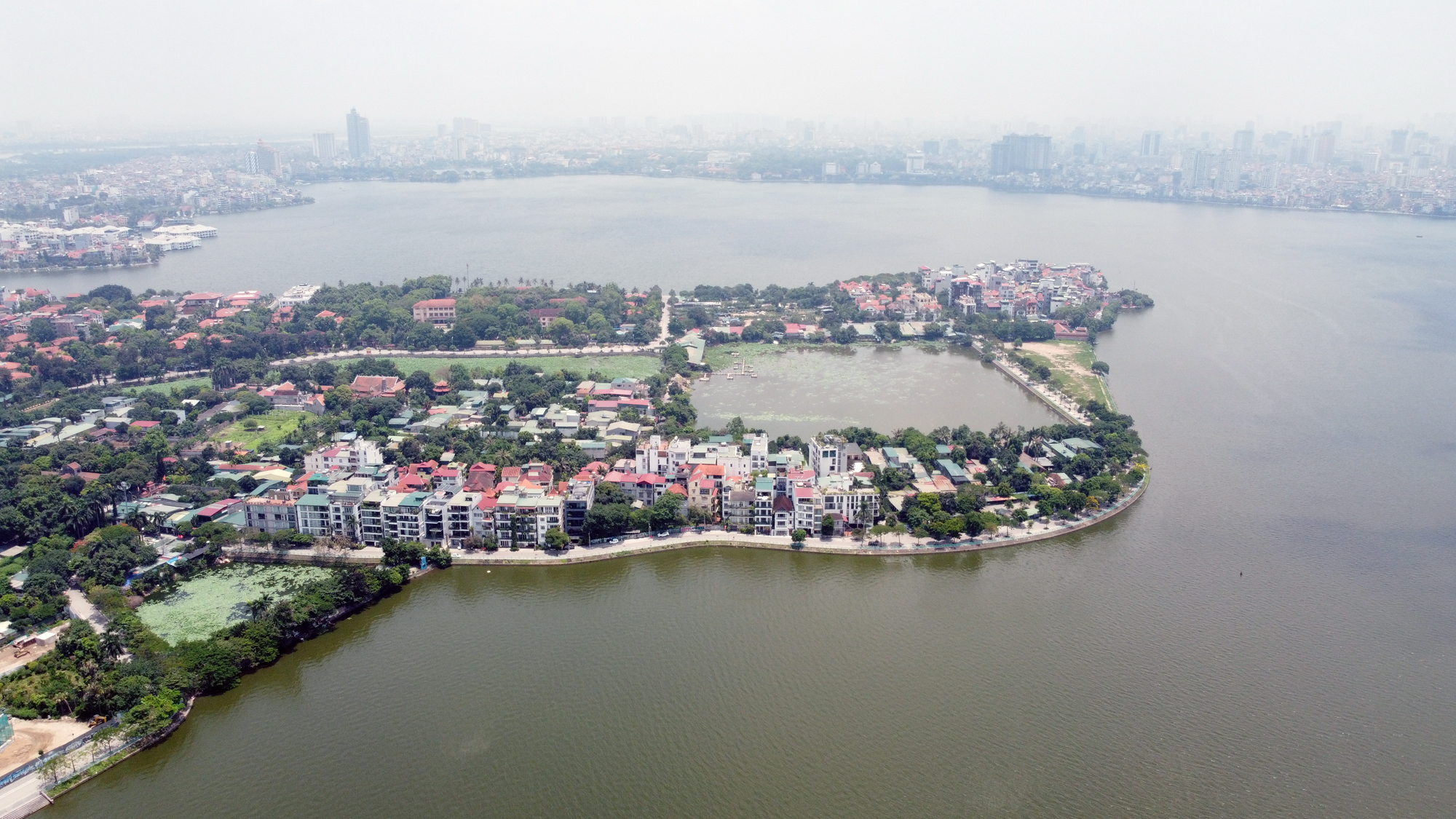 Hà Nội nói gì về 4 dự án 'treo' lâu năm tại quận Tây Hồ? - Ảnh 1. Hà Nội nói gì về 4 dự án 'treo' lâu năm tại quận Tây Hồ? - Ảnh 1.