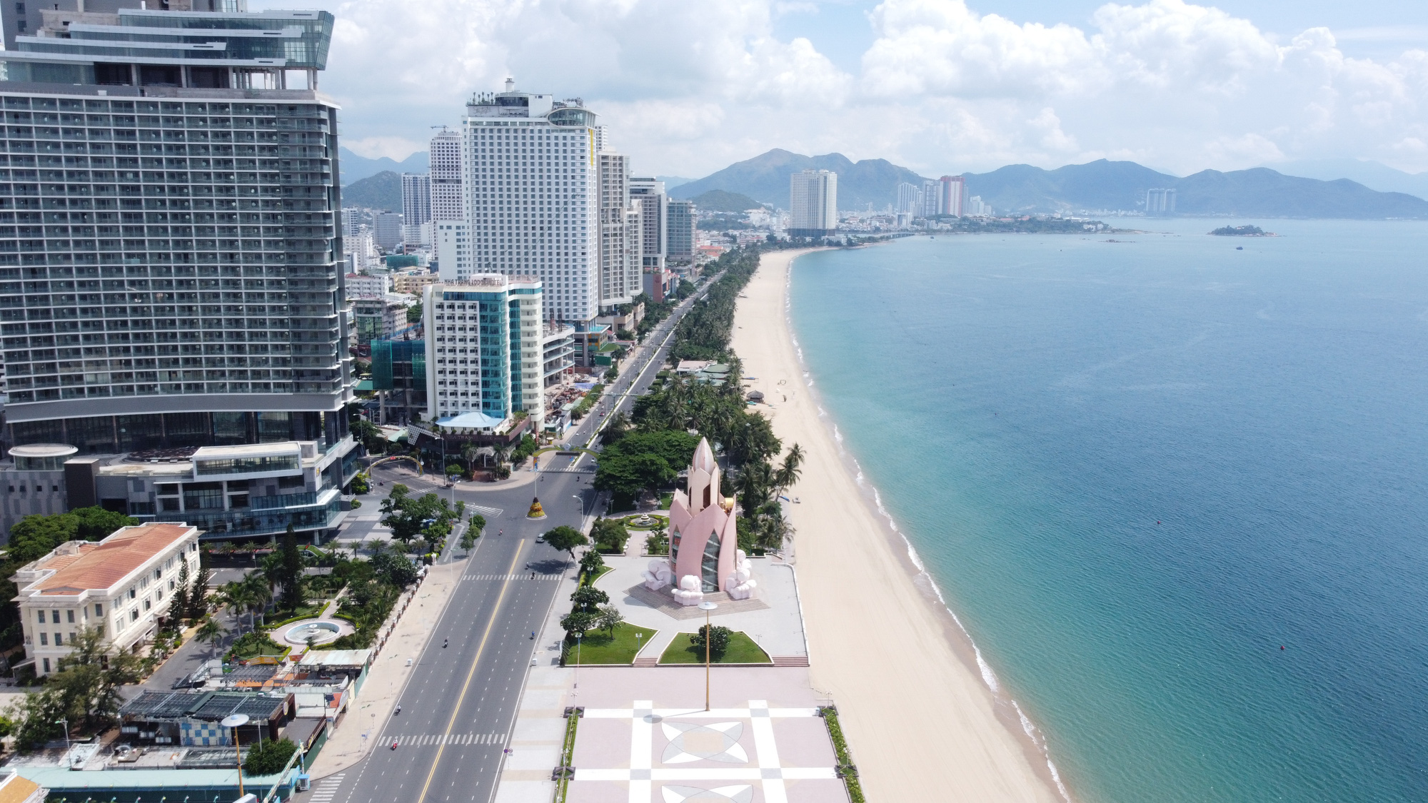 Khánh Hòa đặt mục tiêu 70.000 phòng kinh doanh lưu trú, ngành du lịch thu về 200.000 tỷ - Ảnh 1. Khánh Hòa đặt mục tiêu 70.000 phòng kinh doanh lưu trú, ngành du lịch thu về 200.000 tỷ - Ảnh 1.