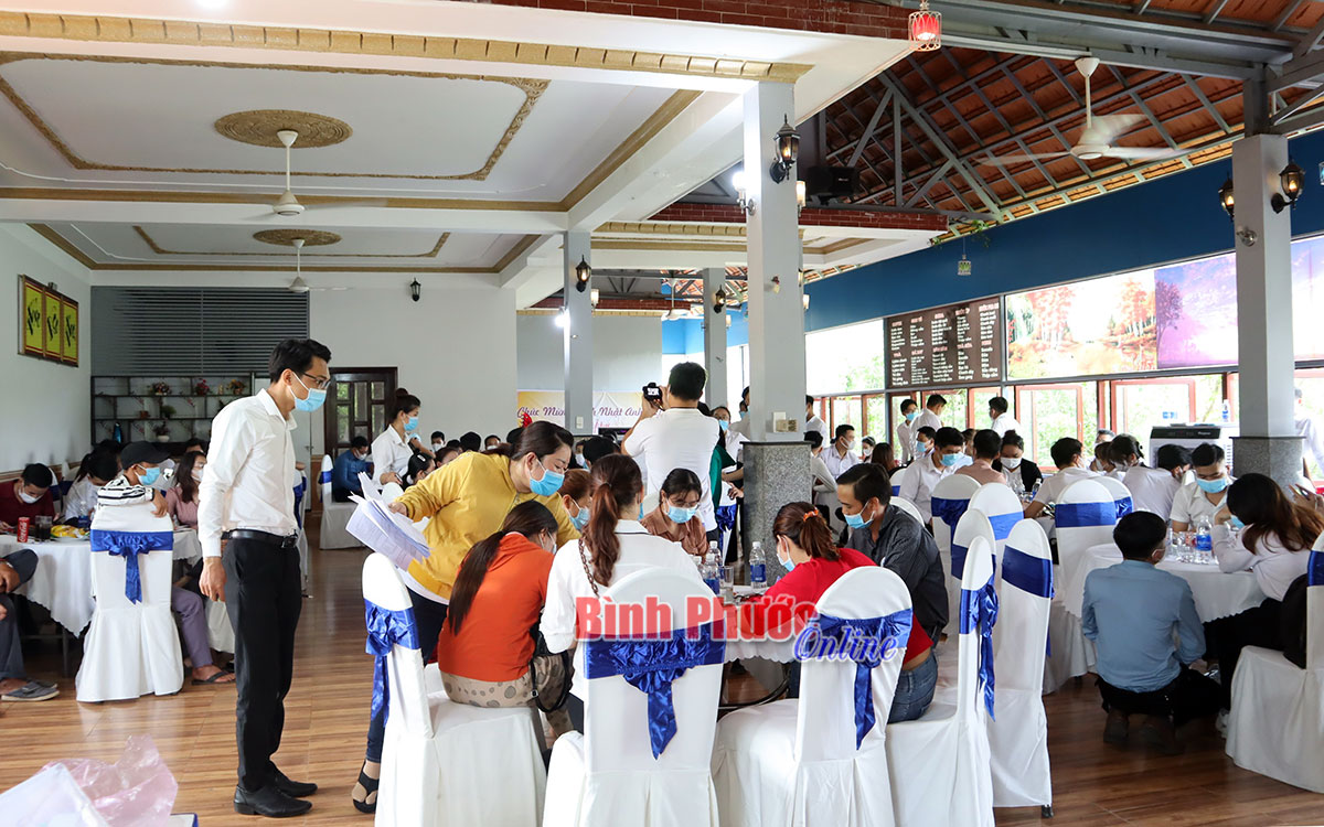 Đất Bình Phước vẫn nóng - Ảnh 1.