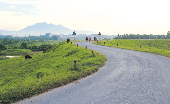 Huyện Sóc Sơn: Nâng cấp 10 km đường đê tả sông Cà Lồ đoạn từ xã Tân Hưng đi Việt Long - Ảnh 1. Huyện Sóc Sơn: Nâng cấp 10 km đường đê tả sông Cà Lồ đoạn từ xã Tân Hưng đi Việt Long - Ảnh 1.