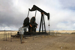 Giá xăng dầu hôm nay 13/8: Giá dầu tiếp tục giảm do lo ngại về nguồn cung