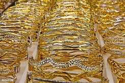 So sánh giá vàng hôm nay 2/8: SJC tiếp tục giảm tại nhiều nơi trong phiên trưa đầu tuần