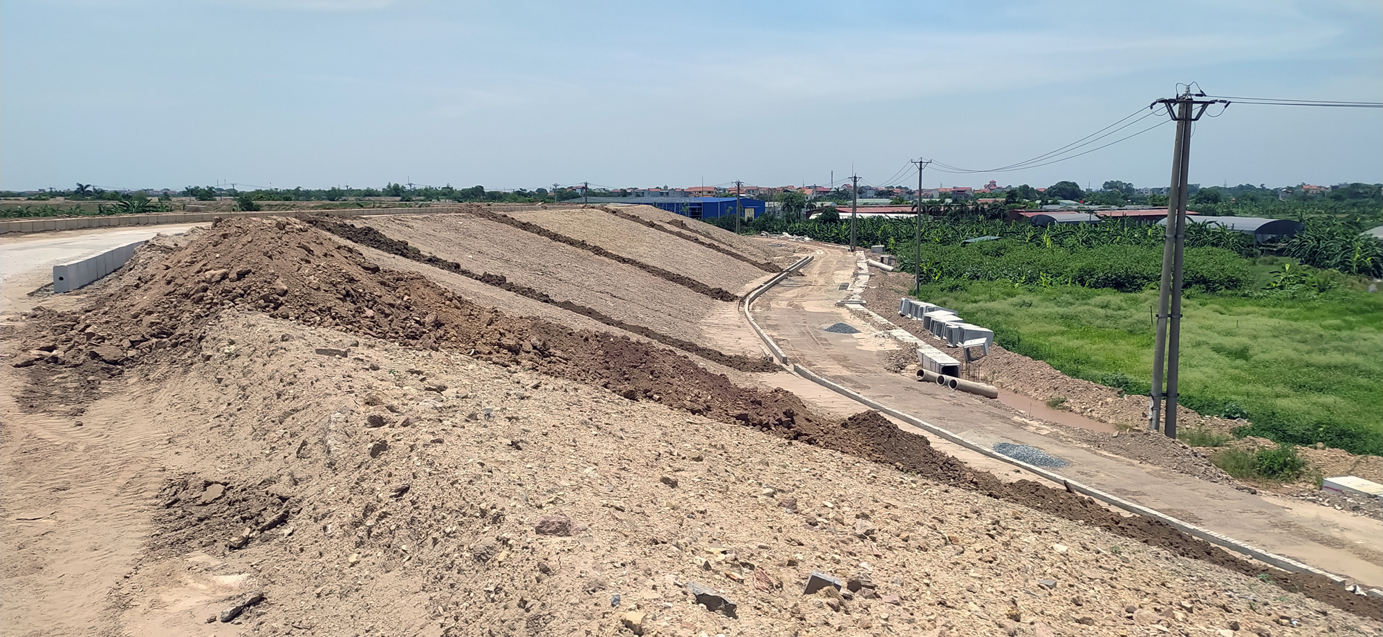 Toàn cảnh tuyến đường đê Hữu Đuống đoạn Dốc Lời - Đặng Xá đến xã Lệ Chi, Gia Lâm đang xây dựng - Ảnh 2. Toàn cảnh tuyến đường đê Hữu Đuống đoạn Dốc Lời - Đặng Xá đến xã Lệ Chi, Gia Lâm đang xây dựng - Ảnh 2.