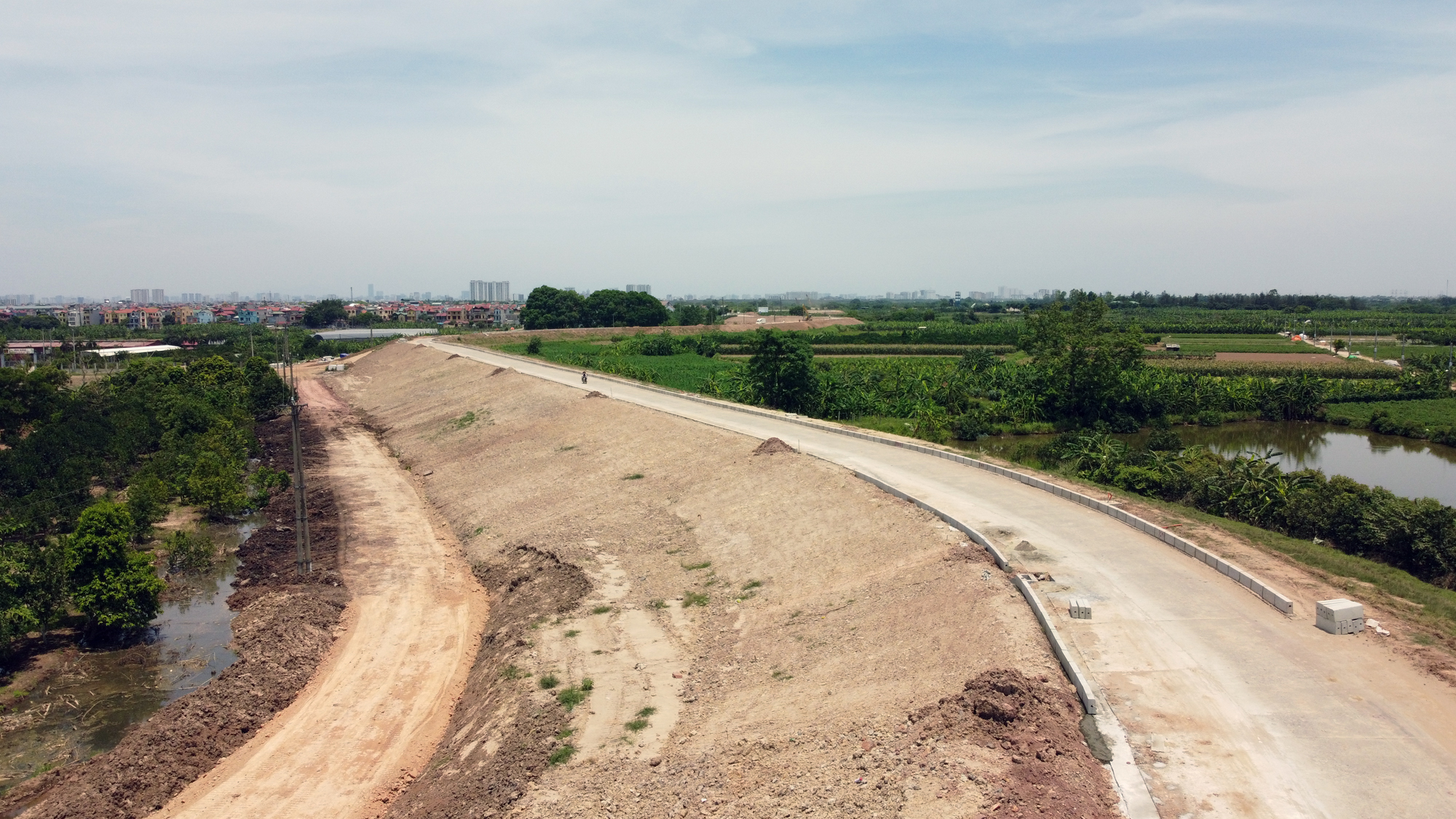 Toàn cảnh tuyến đường đê Hữu Đuống đoạn Dốc Lời - Đặng Xá đến xã Lệ Chi, Gia Lâm đang xây dựng - Ảnh 8. Toàn cảnh tuyến đường đê Hữu Đuống đoạn Dốc Lời - Đặng Xá đến xã Lệ Chi, Gia Lâm đang xây dựng - Ảnh 8.