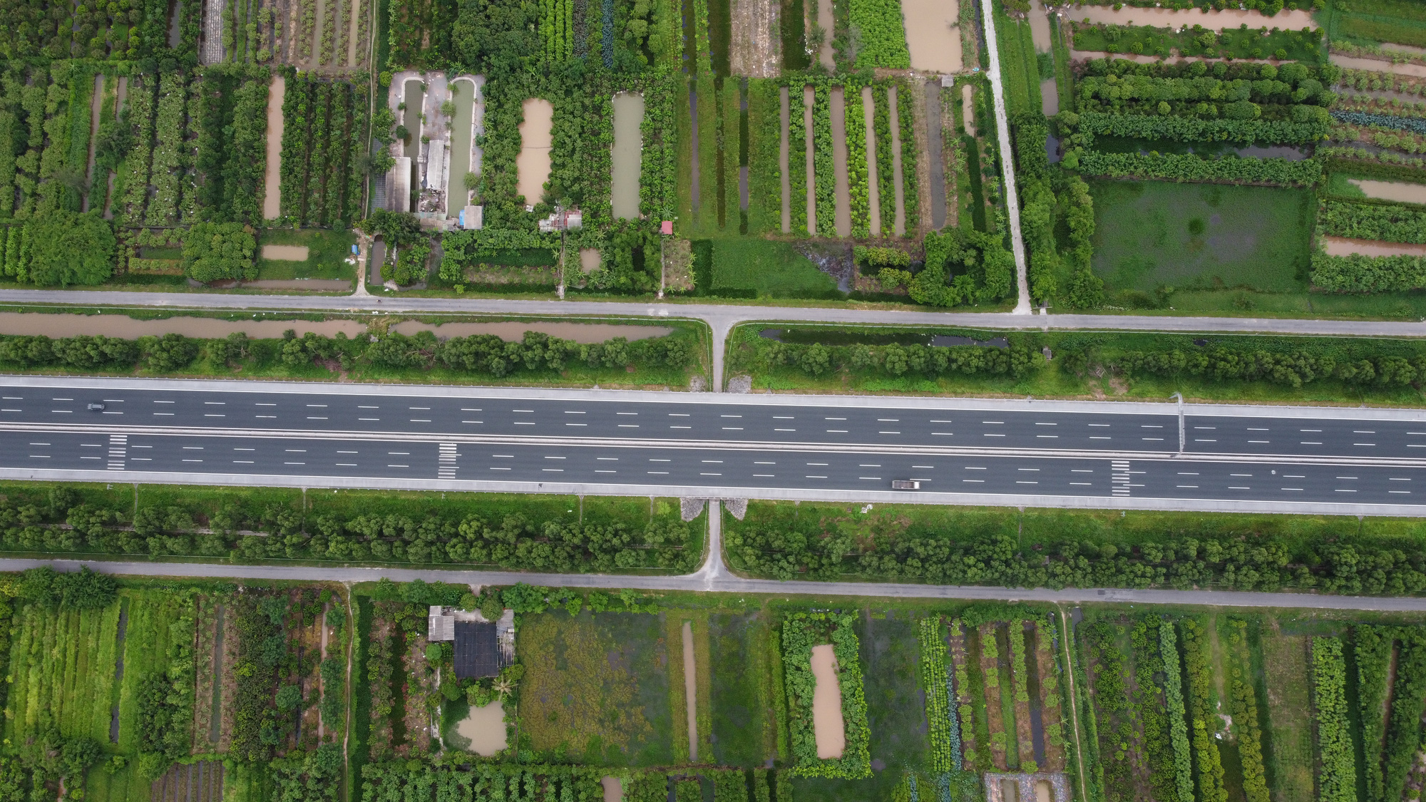 Sớm gỡ 'nút thắt', đẩy nhanh thi công cao tốc Cam Lộ - La Sơn trước mùa mưa - Ảnh 1. Sớm gỡ 'nút thắt', đẩy nhanh thi công cao tốc Cam Lộ - La Sơn trước mùa mưa - Ảnh 1.