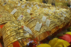 So sánh giá vàng hôm nay 26/8: SJC tiếp đà lao dốc, lùi về sát mốc 57 triệu đồng/lượng