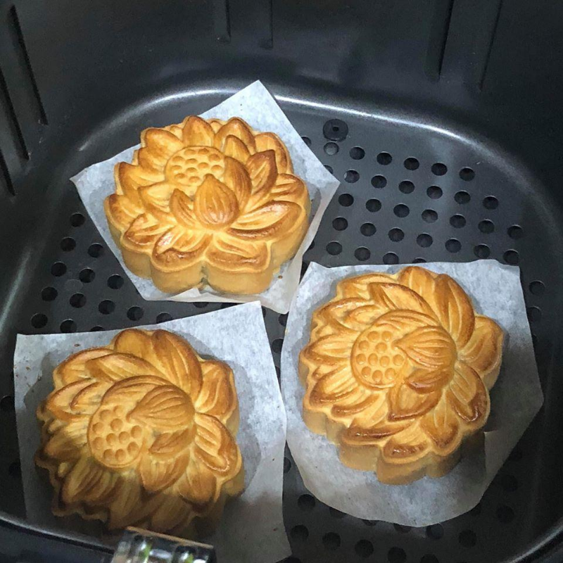 Tham khảo 3 cách làm bánh Trung thu không cần lò nướng đơn giản - Ảnh 5. Tham khảo 3 cách làm bánh Trung thu không cần lò nướng đơn giản - Ảnh 5.
