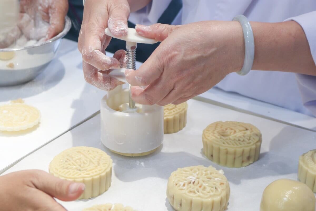 Tham khảo 3 cách làm bánh Trung thu không cần lò nướng đơn giản - Ảnh 3. Tham khảo 3 cách làm bánh Trung thu không cần lò nướng đơn giản - Ảnh 3.