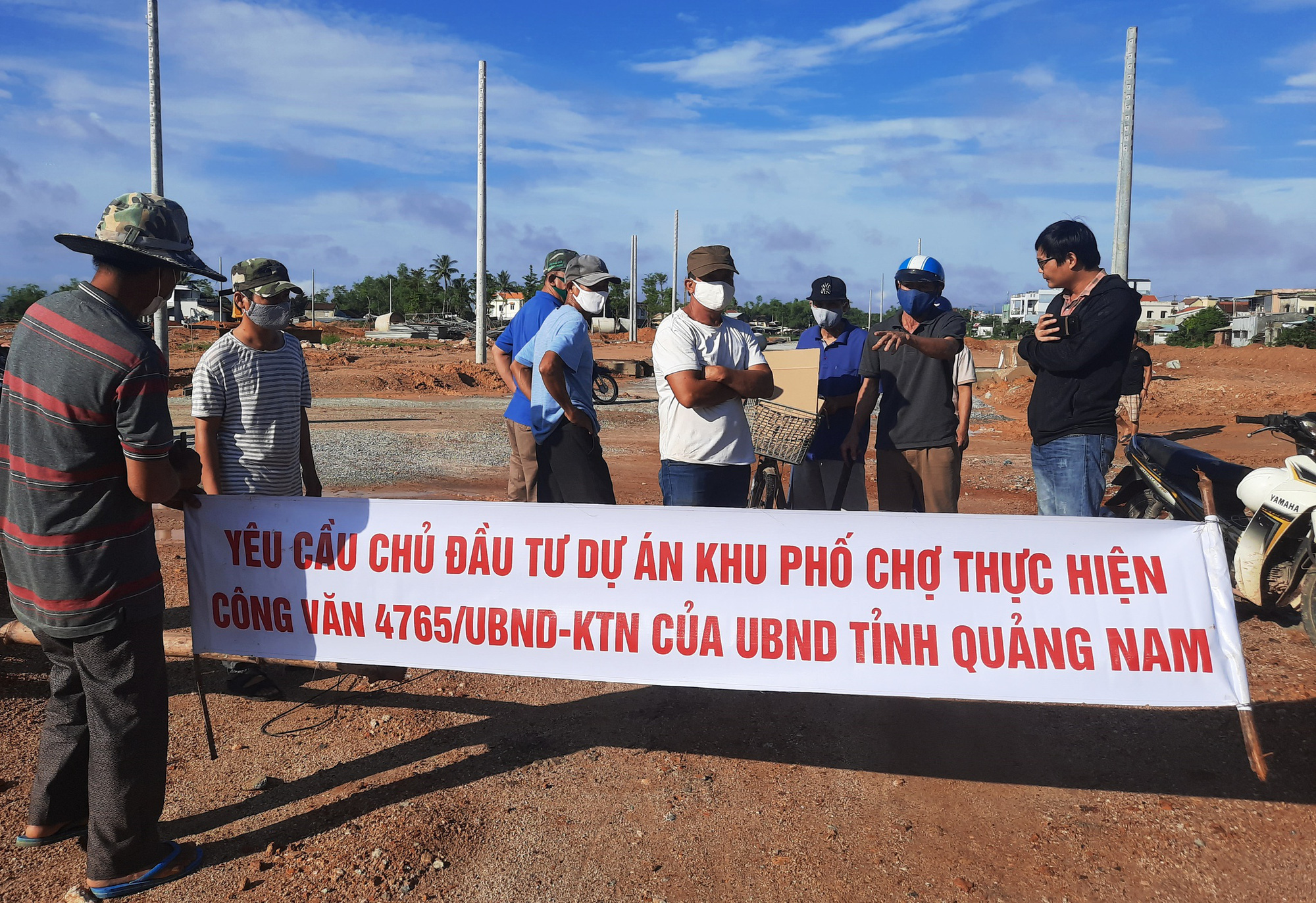 Dân bức xúc treo băng rôn tại dự án khu phố chợ Chiên Đàn, Quảng Nam chỉ đạo nóng - Ảnh 1. Dân bức xúc treo băng rôn tại dự án khu phố chợ Chiên Đàn, Quảng Nam chỉ đạo nóng - Ảnh 1.