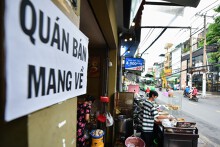 Quán ăn ở TP HCM được mở trở lại từ 6-18h, chỉ bán mang về
