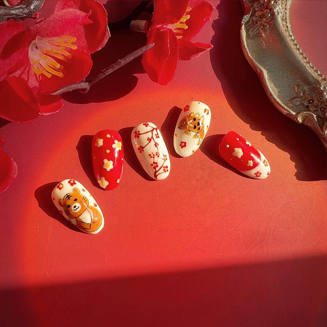 5 mẫu nail Tết đơn giản mà bạn nhất định phải thử trong năm 2022 - Ảnh 4. 5 mẫu nail Tết đơn giản mà bạn nhất định phải thử trong năm 2022 - Ảnh 4.