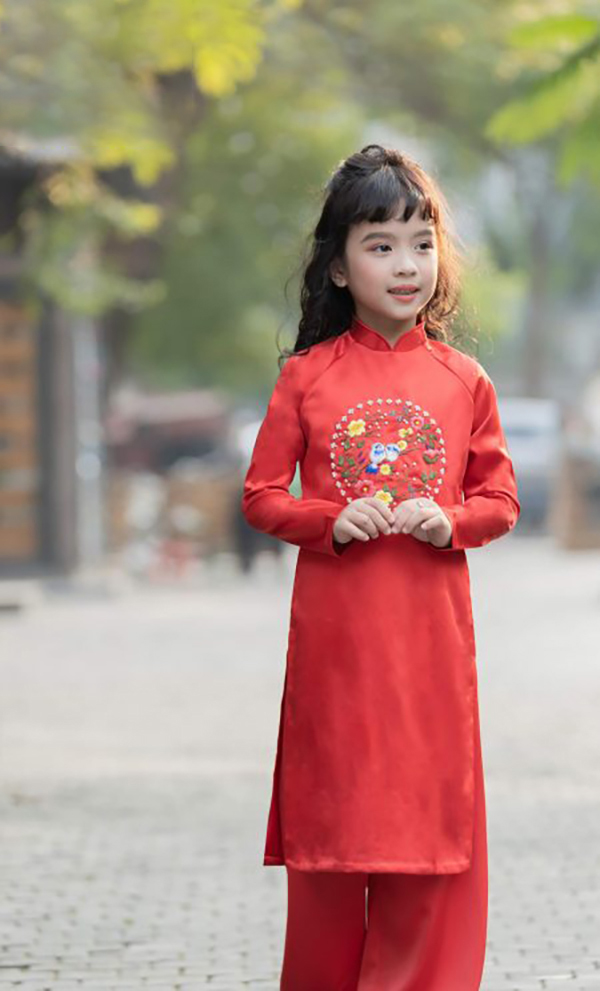 Các mẫu áo dài Tết cho bé diện chơi Xuân đẹp nhất - Ảnh 21. Các mẫu áo dài Tết cho bé diện chơi Xuân đẹp nhất - Ảnh 21.