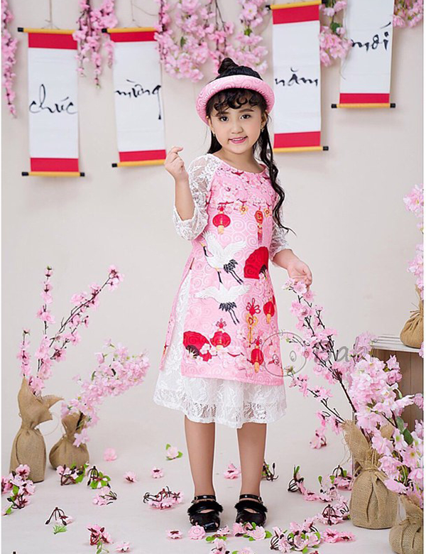 Các mẫu áo dài Tết cho bé diện chơi Xuân đẹp nhất - Ảnh 22. Các mẫu áo dài Tết cho bé diện chơi Xuân đẹp nhất - Ảnh 22.