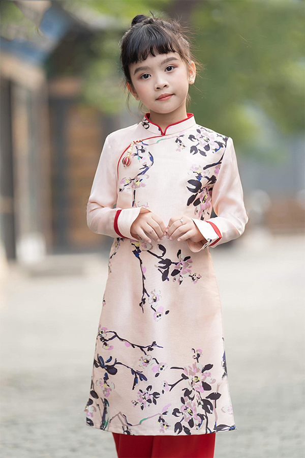 Các mẫu áo dài Tết cho bé diện chơi Xuân đẹp nhất - Ảnh 23. Các mẫu áo dài Tết cho bé diện chơi Xuân đẹp nhất - Ảnh 23.