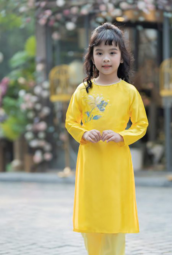 Các mẫu áo dài Tết cho bé diện chơi Xuân đẹp nhất - Ảnh 27. Các mẫu áo dài Tết cho bé diện chơi Xuân đẹp nhất - Ảnh 27.