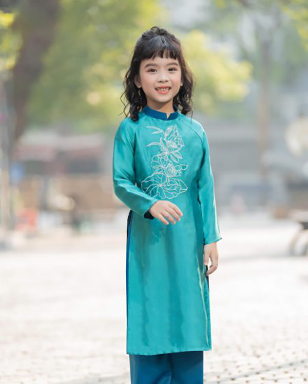 Các mẫu áo dài Tết cho bé diện chơi Xuân đẹp nhất - Ảnh 28. Các mẫu áo dài Tết cho bé diện chơi Xuân đẹp nhất - Ảnh 28.