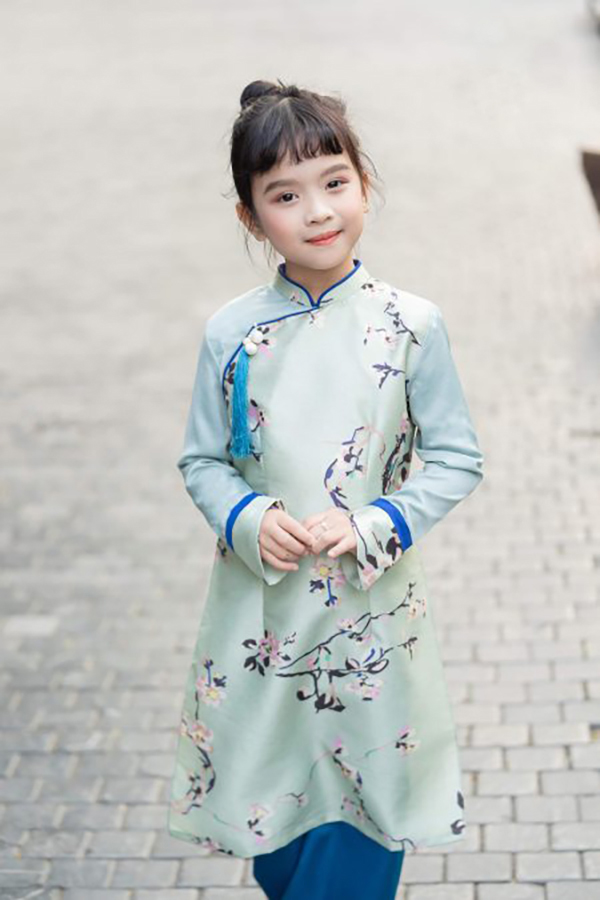 Các mẫu áo dài Tết cho bé diện chơi Xuân đẹp nhất - Ảnh 29. Các mẫu áo dài Tết cho bé diện chơi Xuân đẹp nhất - Ảnh 29.