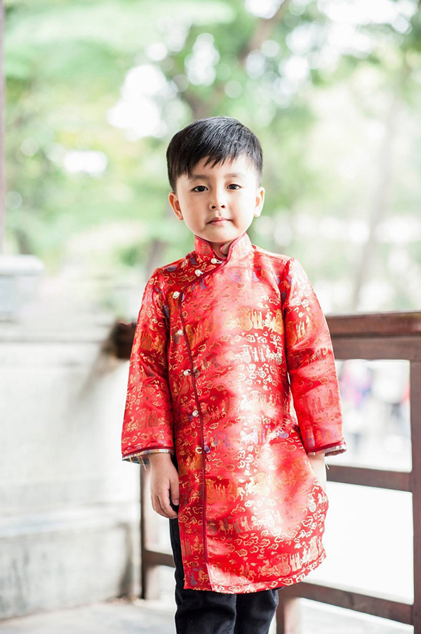 Các mẫu áo dài Tết cho bé diện chơi Xuân đẹp nhất - Ảnh 2. Các mẫu áo dài Tết cho bé diện chơi Xuân đẹp nhất - Ảnh 2.