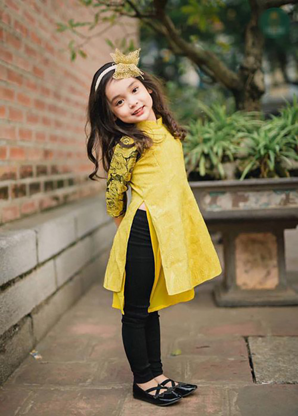 Các mẫu áo dài Tết cho bé diện chơi Xuân đẹp nhất - Ảnh 30. Các mẫu áo dài Tết cho bé diện chơi Xuân đẹp nhất - Ảnh 30.