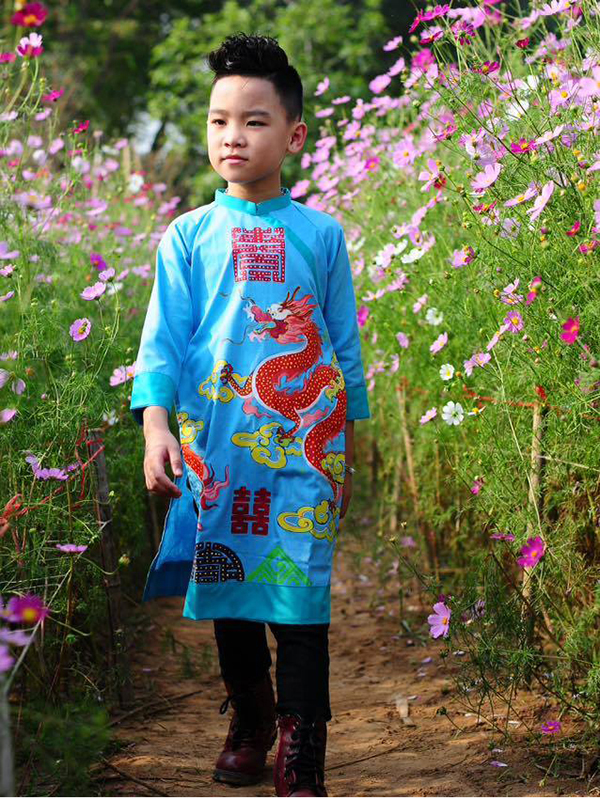 Các mẫu áo dài Tết cho bé diện chơi Xuân đẹp nhất - Ảnh 17. Các mẫu áo dài Tết cho bé diện chơi Xuân đẹp nhất - Ảnh 17.
