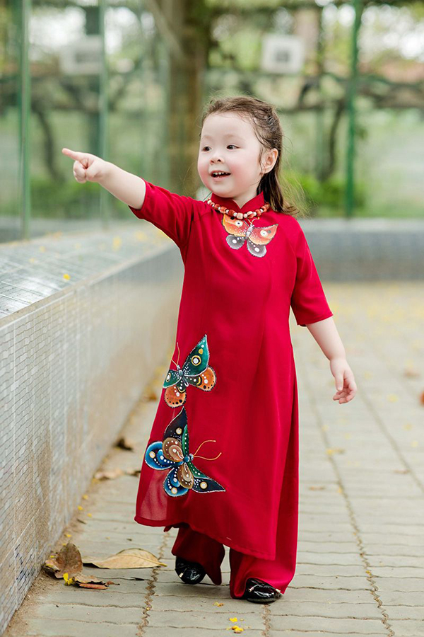 Các mẫu áo dài Tết cho bé diện chơi Xuân đẹp nhất - Ảnh 31. Các mẫu áo dài Tết cho bé diện chơi Xuân đẹp nhất - Ảnh 31.