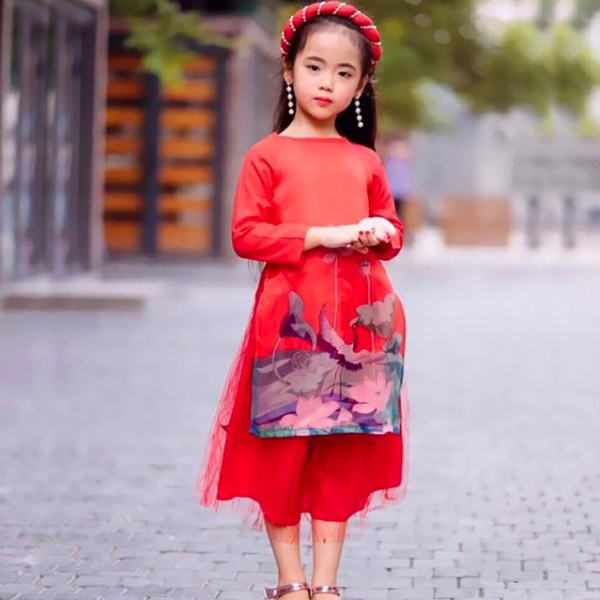 Các mẫu áo dài Tết cho bé diện chơi Xuân đẹp nhất - Ảnh 32. Các mẫu áo dài Tết cho bé diện chơi Xuân đẹp nhất - Ảnh 32.