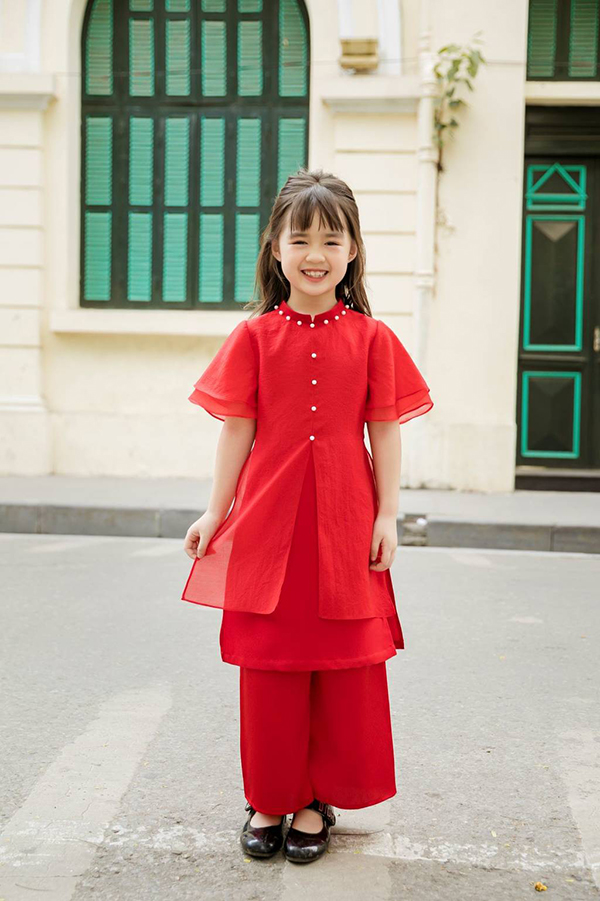 Các mẫu áo dài Tết cho bé diện chơi Xuân đẹp nhất - Ảnh 33. Các mẫu áo dài Tết cho bé diện chơi Xuân đẹp nhất - Ảnh 33.