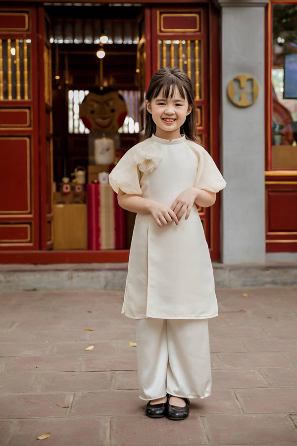 Các mẫu áo dài Tết cho bé diện chơi Xuân đẹp nhất - Ảnh 34. Các mẫu áo dài Tết cho bé diện chơi Xuân đẹp nhất - Ảnh 34.