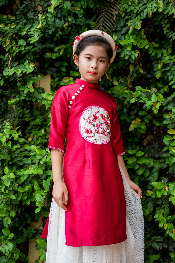 Các mẫu áo dài Tết cho bé diện chơi Xuân đẹp nhất - Ảnh 38. Các mẫu áo dài Tết cho bé diện chơi Xuân đẹp nhất - Ảnh 38.