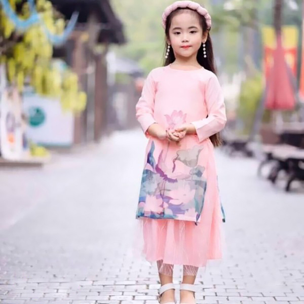 Các mẫu áo dài Tết cho bé diện chơi Xuân đẹp nhất - Ảnh 39. Các mẫu áo dài Tết cho bé diện chơi Xuân đẹp nhất - Ảnh 39.