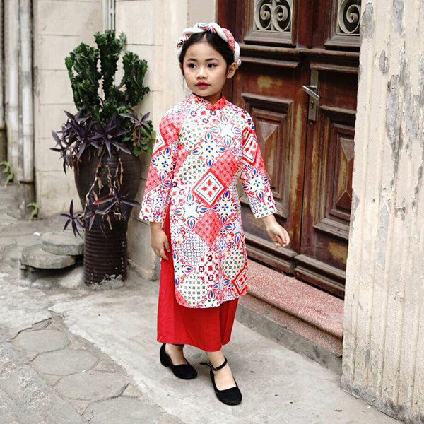 Các mẫu áo dài Tết cho bé diện chơi Xuân đẹp nhất - Ảnh 40. Các mẫu áo dài Tết cho bé diện chơi Xuân đẹp nhất - Ảnh 40.