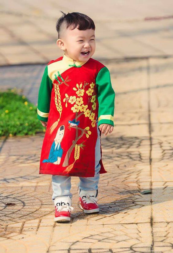Các mẫu áo dài Tết cho bé diện chơi Xuân đẹp nhất - Ảnh 5. Các mẫu áo dài Tết cho bé diện chơi Xuân đẹp nhất - Ảnh 5.