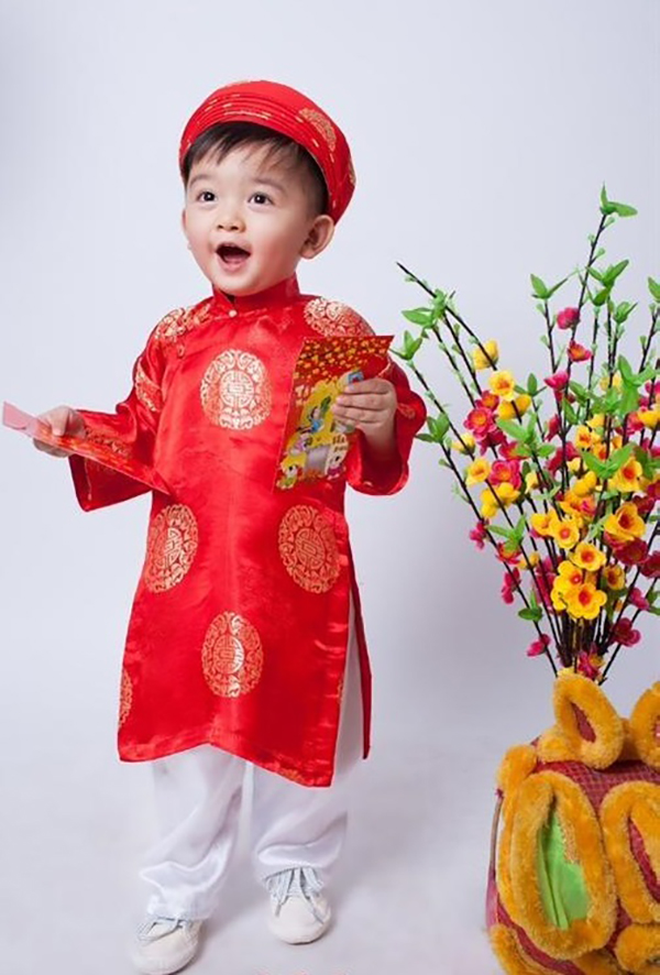 Các mẫu áo dài Tết cho bé diện chơi Xuân đẹp nhất - Ảnh 6. Các mẫu áo dài Tết cho bé diện chơi Xuân đẹp nhất - Ảnh 6.