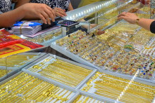 So sánh giá vàng hôm nay 13/1: Vàng miếng SJC đảo chiều giảm gần 200.000 đồng/lượng