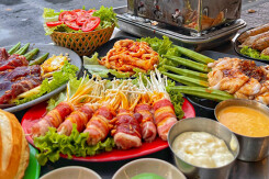 Mách bạn địa điểm ăn uống mở xuyên Tết tại TP HCM và Hà Nội năm 2022