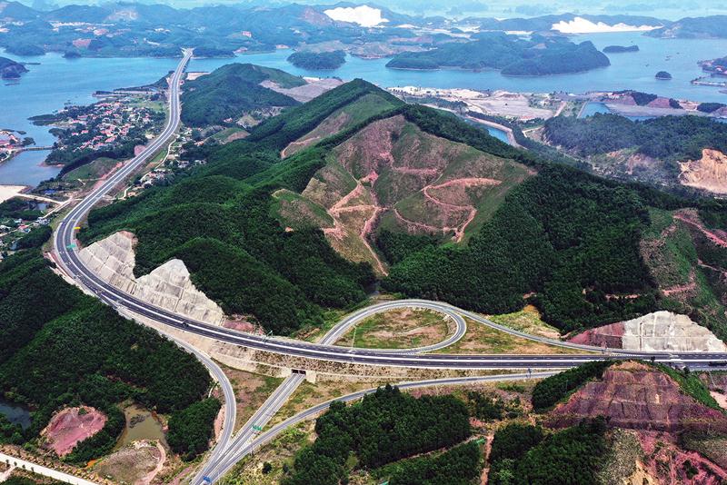Tuyến cao tốc Vân Đồn – Móng Cái dự kiến khai thác trong tháng 4/2022 - Ảnh 1. Tuyến cao tốc Vân Đồn – Móng Cái dự kiến khai thác trong tháng 4/2022 - Ảnh 1.