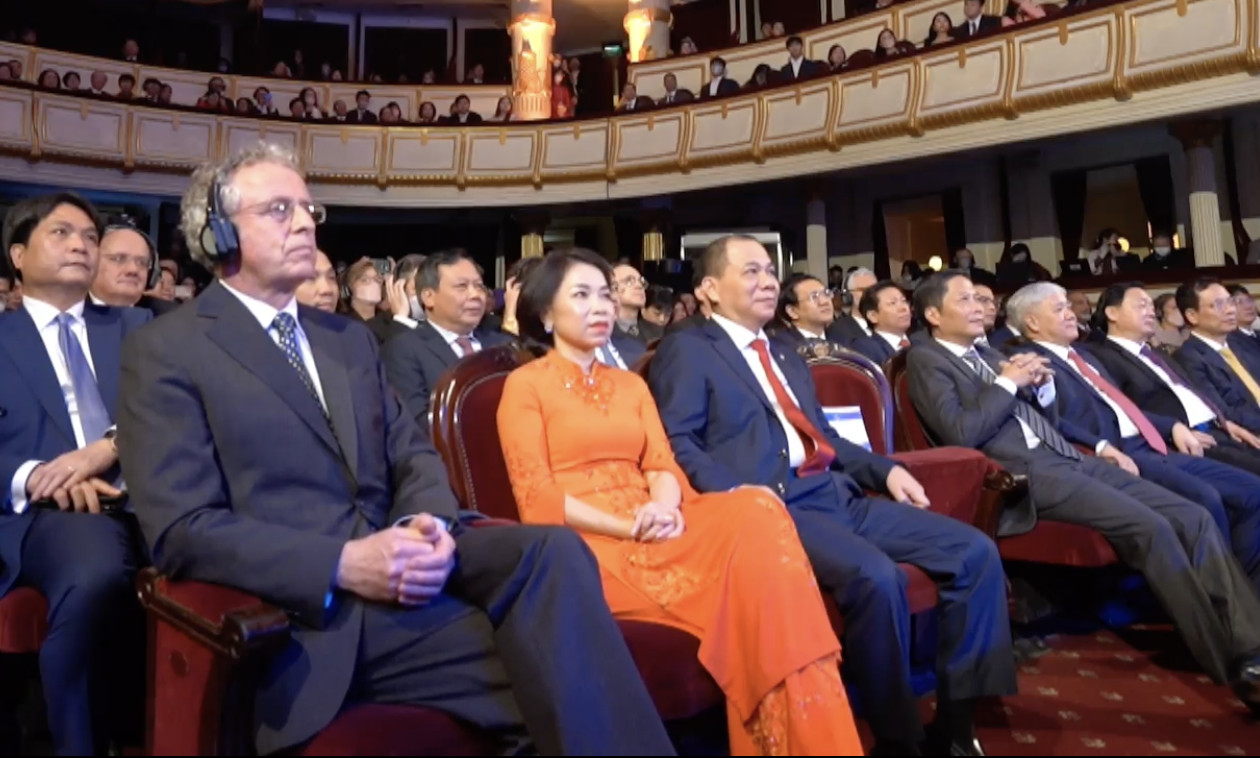 Bà Phạm Thu Hương, vợ Chủ tịch HĐQT Vingroup lần đầu xuất hiện trước công chúng - Ảnh 1.